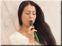 Keiko masturbation d'insertion de légumes crus